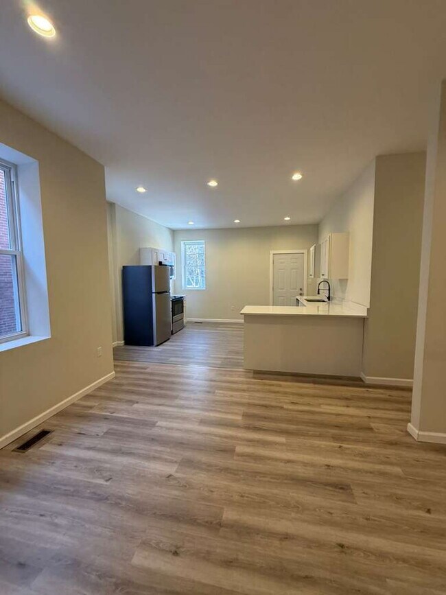 Building Photo - "Charming 2-Bed Oasis in St. Louis City – Spacious 1000 Sq Ft Living at 3215-3217 Nebraska Ave!"