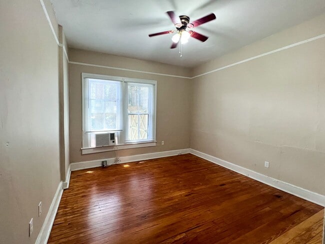 Building Photo - 1BR/1BA UPDATED Apartment in Duck Pond Area - Available Early August!