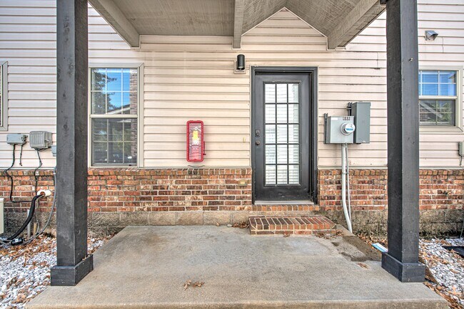 Building Photo - 688 W Sycamore St