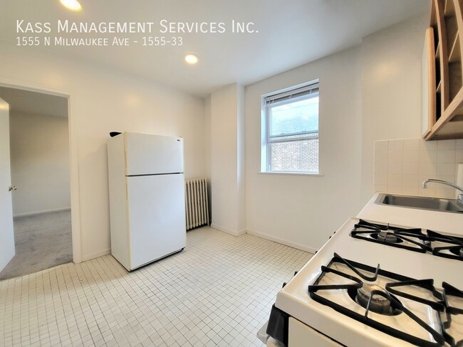 Building Photo - Heat included in this wicker park studio c...