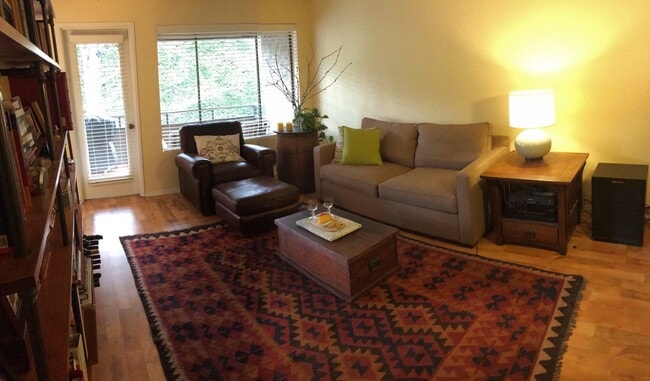 Building Photo - Beautiful Sand Point Condo with Pool & Garage Parking