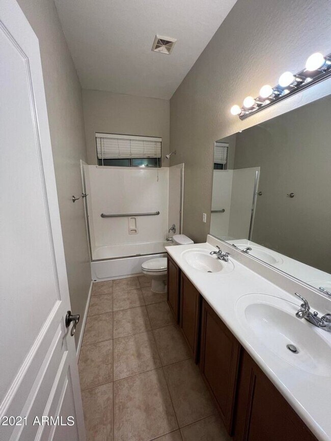 Building Photo - Beautiful 4 bedroom/ 2bath all on one story.