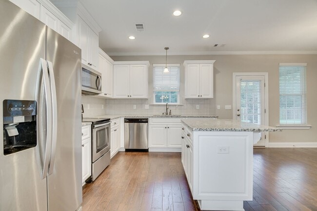 Building Photo - 4 Bedroom 2.5 Bath Canterbury Farms