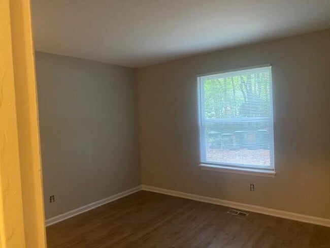 Building Photo - 943 W Chatham St