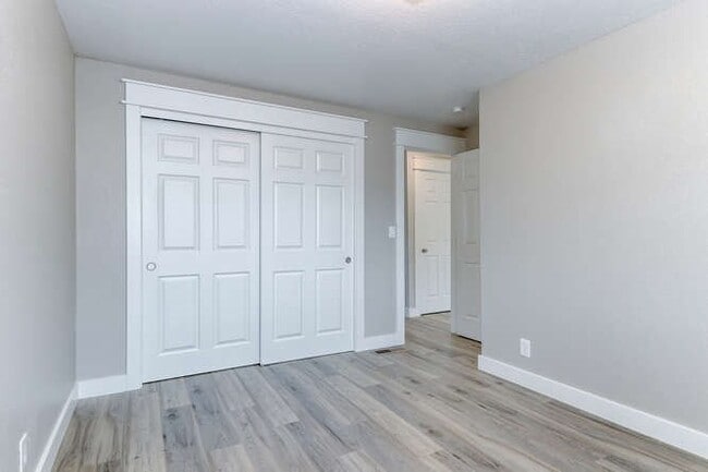 Building Photo - Ensign Ave Duplex