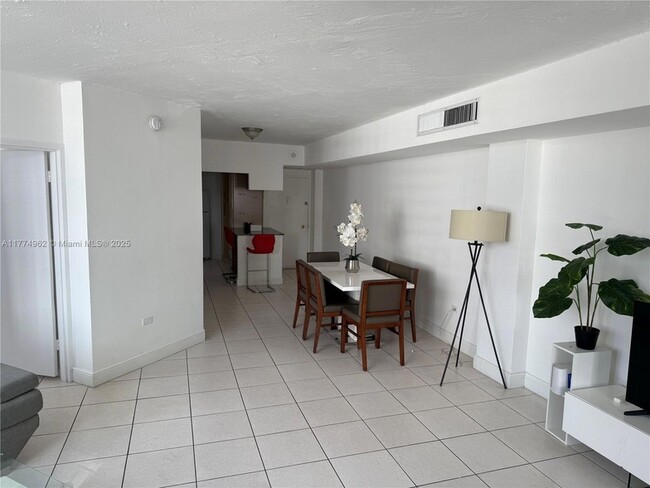 Building Photo - 801 Brickell Bay Dr