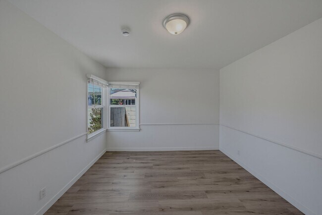 Building Photo - 8339 Kenyon Ave