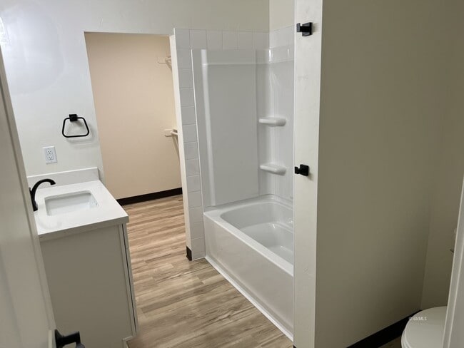 Building Photo - 172 Plex Cir