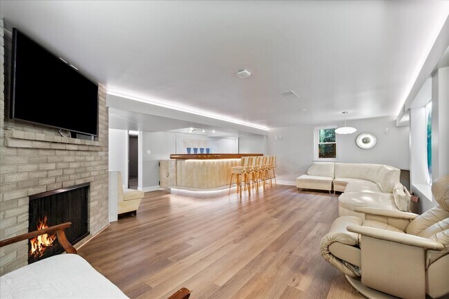 Building Photo - 6618 N Lightfoot Ave