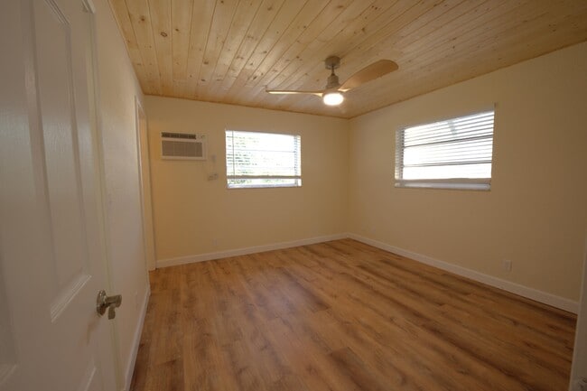 Building Photo - 220 Lucerne Ave