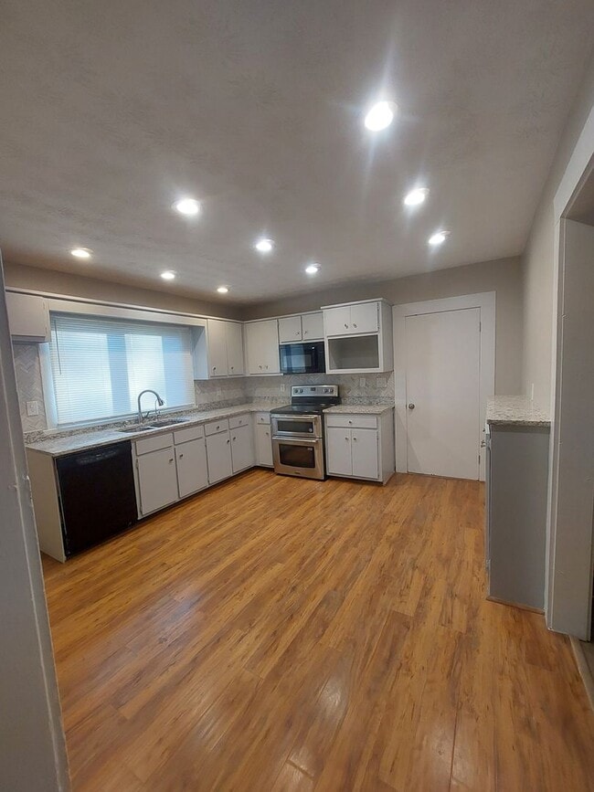 Building Photo - Spacious 3-bedroom Home in Jordan/Johnson Area