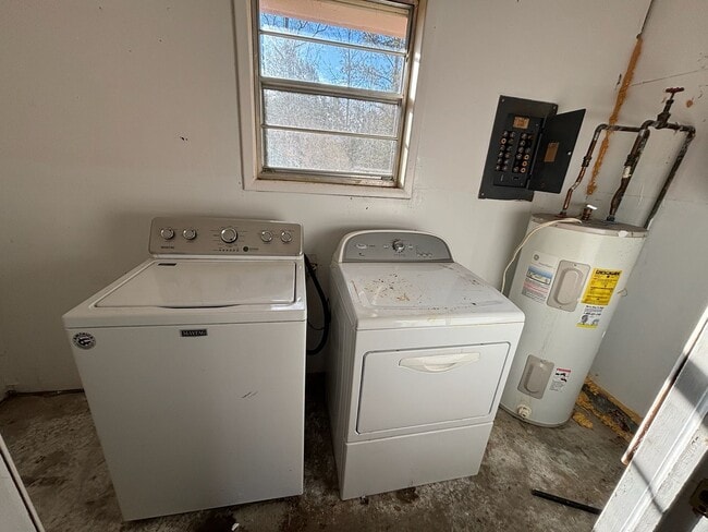 Building Photo - Wonderful Home With Lots Of Charm. Located in Seale Alabama!