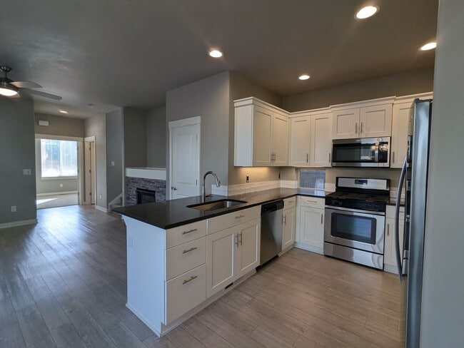 Building Photo - Newer 3 bedroom plus Den and Amenities in The Bridges