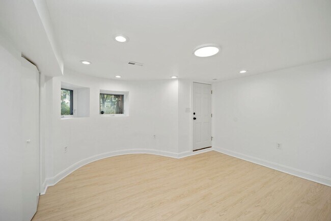 Building Photo - Sunlit & Fully Updated 2BR/1BA Condo in the Heart of U Street Corridor