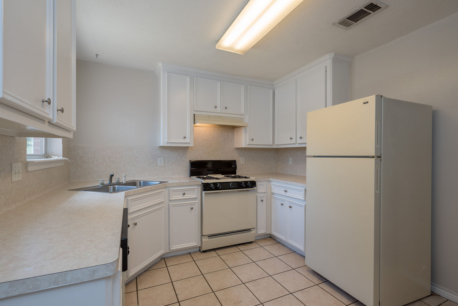 Building Photo - 2402 Jaguar Ct