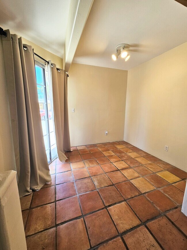 Building Photo - Spacious 3 bd 2 bath home.