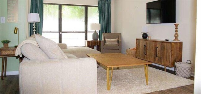 Building Photo - 2685 Meadowlawn Dr