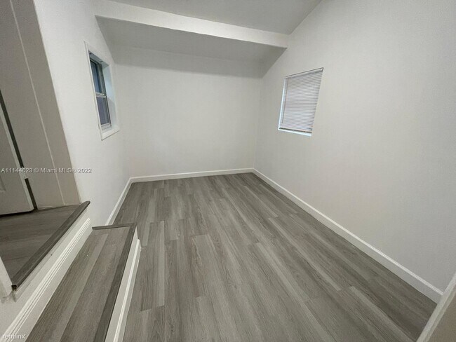 Building Photo - 3 br, 1 bath House - 351 NE 77th St