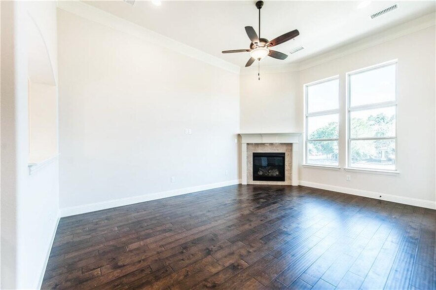 Building Photo - 555 Waterloo Dr
