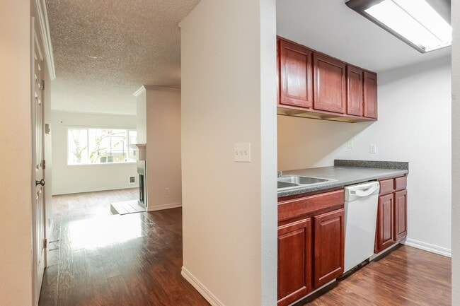 Building Photo - 2 bedroom 1 bath Condo for Rent in Everett WA