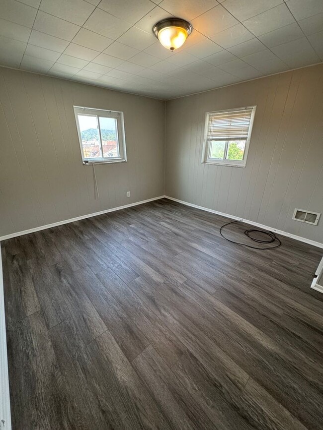 Building Photo - 4 Bedroom 2 Bath in Mckees Rocks!