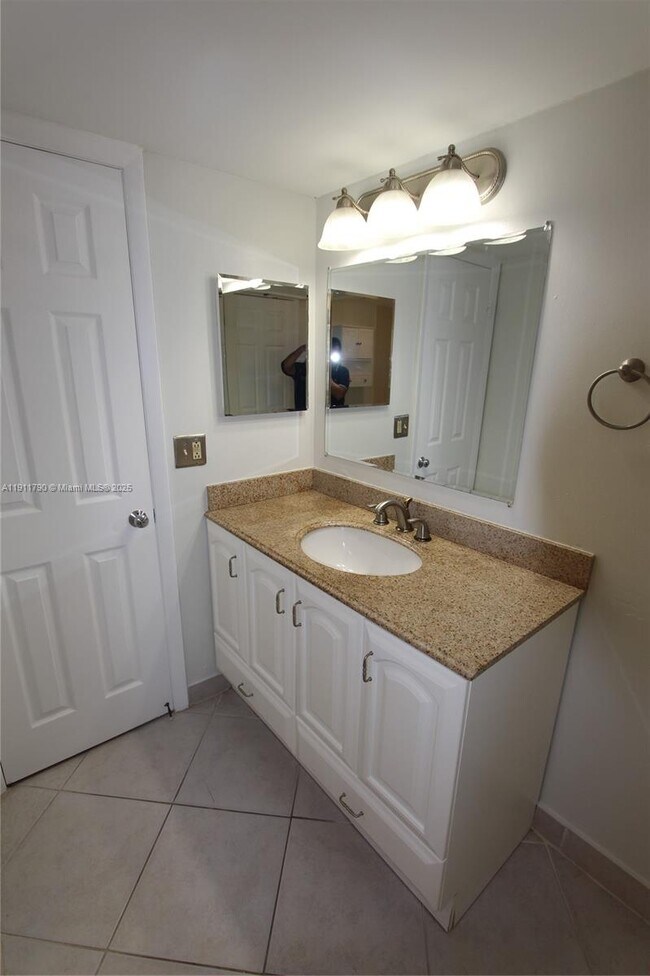 Building Photo - 2881 N Oakland Forest Dr