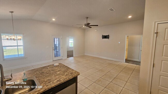 Building Photo - Warm & Inviting Home