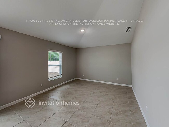 Building Photo - 819 SW Tulip Blvd