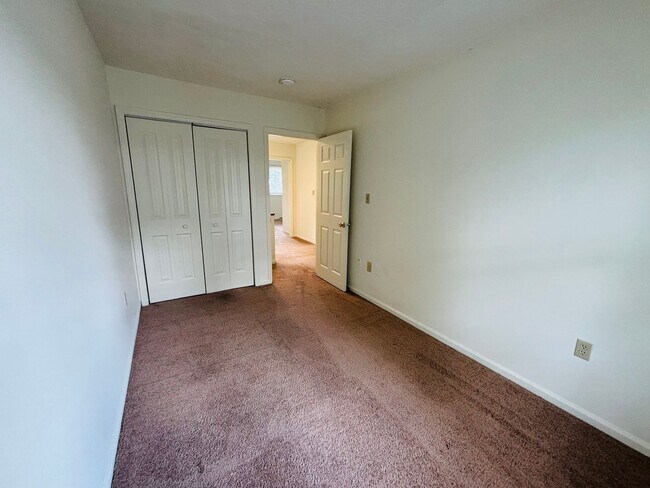 Building Photo - 4 Bedroom 2.5 Bath Townhouse