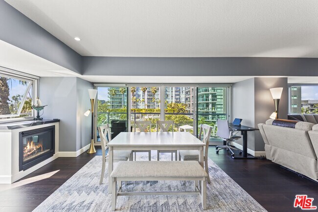 Building Photo - 13600 Marina Pointe Dr