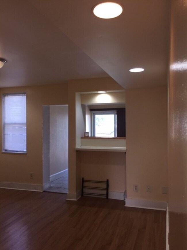 Building Photo - 2 bed 1 bath