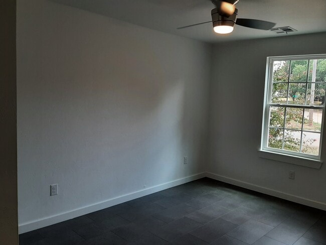 Building Photo - 322 S Arrington Dr