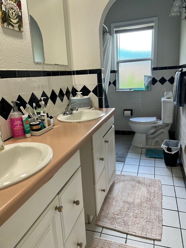 Building Photo - Gulfport charm 3/1 1 car garage