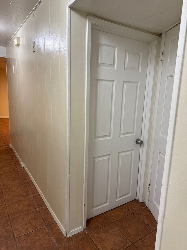 Building Photo - 902 S 29th Ave