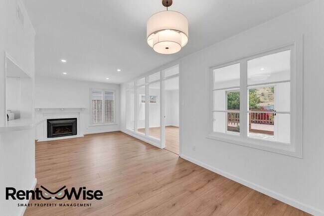 Building Photo - 110 Cuesta Dr