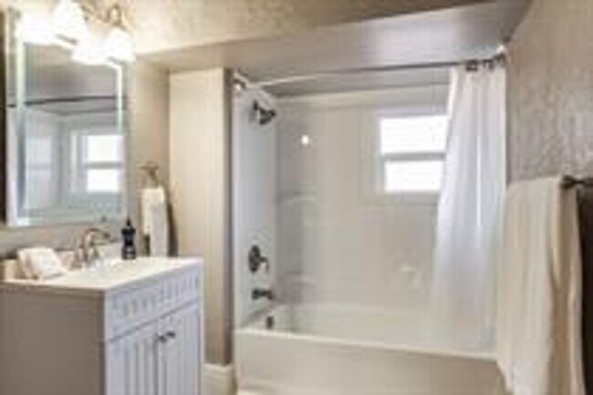 Building Photo - 255 1st Ave E N