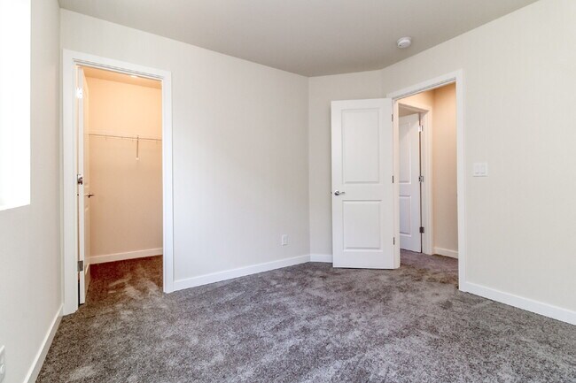 Building Photo - Scenic Auburn Living with Modern Comfort & Easy Seattle/Tacoma Access
