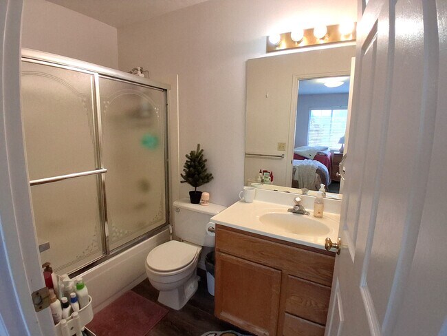 Building Photo - 588 N 500 E