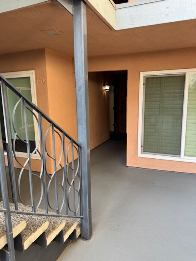 Building Photo - Modern Alamitos Beach 2 bedroom Condo plus...