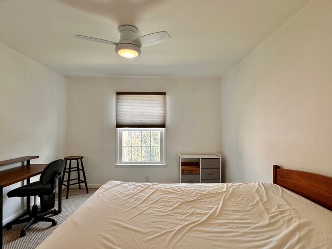 Building Photo - Renovated Condo near Stonefield Shopping! ...