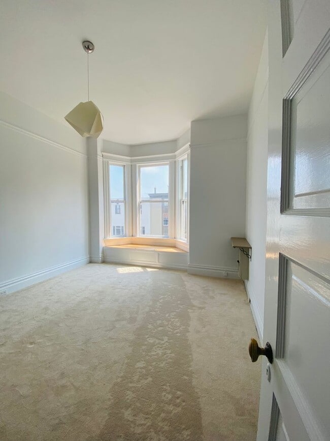 Building Photo - 2937 Scott St