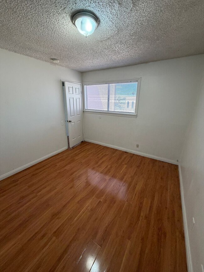 Building Photo - AMERICANA Property Mgmt - Remodeled 2 Beds Townhouse near Downtown South