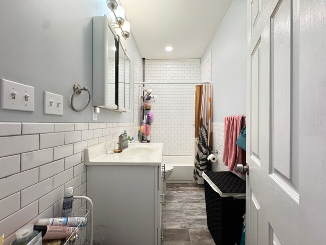 Building Photo - Fully Renovated 3BR Near Yale SOM | In-Unit Laundry | Large Back Porch