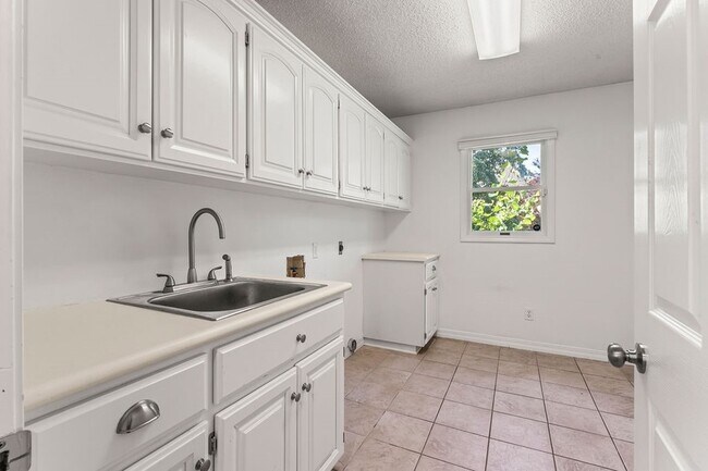 Building Photo - 47 Stonehenge Dr