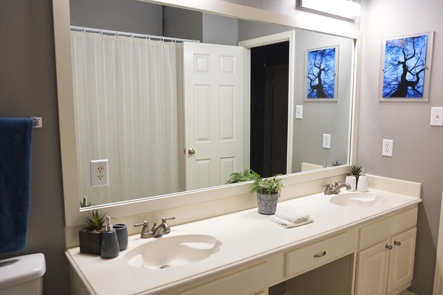 Guest bath - 4622 Forest Home Dr