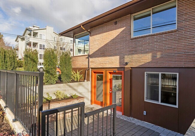 Building Photo - Newly Remodeled 3BR w/ In-Unit W/D, Private Entry & Designer Finishes – Pet Friendly!