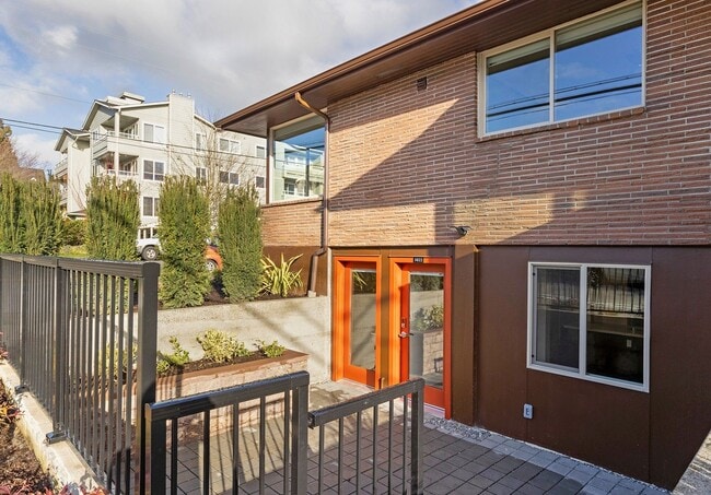 Building Photo - Seattle 3 Bedroom Apartment for Rent | Newly Remodeled Home with In-Unit Washer/Dryer, Private En...