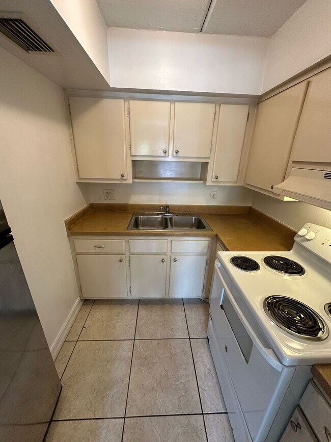 Building Photo - FAST APPROVAL !  1 bed 1 bath at green tee...