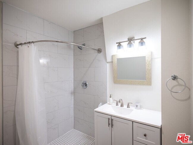Building Photo - 1147 W 37th St
