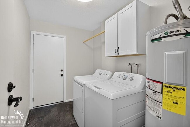 Building Photo - Spacious 2Bdm 2Ba Sun City Home with Vaulted Ceilings, Private Covered Patio & Garage - LOCATED I...